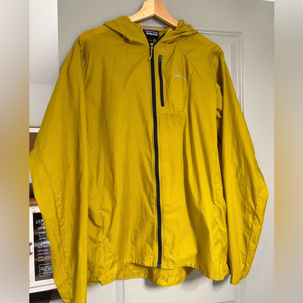 Patagonia rain jacket size L - women’s